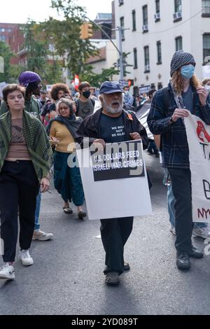 Pro-palästinensischer marsch geht auf den Broadway in New York City. Große Demonstration und demonstration durch Manhattan durch Studenten und andere, die sich entschieden gegen die Zerstörung des Gazastreifens durch die israelische Armee und die Ermordung Tausender palästinensischer Bürger aussprechen. Stockfoto