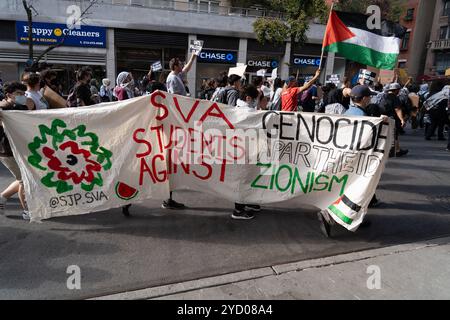 Pro-palästinensischer marsch geht auf den Broadway in New York City. Große Demonstration und demonstration durch Manhattan durch Studenten und andere, die sich entschieden gegen die Zerstörung des Gazastreifens durch die israelische Armee und die Ermordung Tausender palästinensischer Bürger aussprechen. Stockfoto