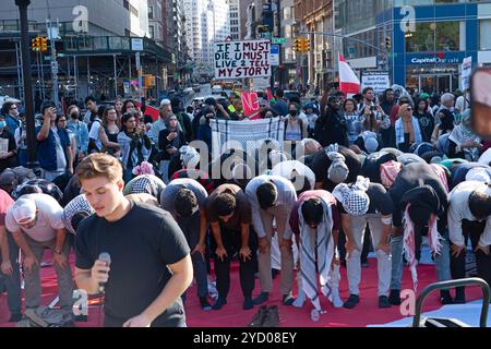 Muslimische und andere Demonstranten beten gemeinsam für das palästinensische Volk in Gaza und anderswo am Union Square. Große Demonstration und demonstration durch Manhattan durch Studenten und andere, die sich entschieden gegen die Zerstörung des Gazastreifens durch die israelische Armee und die Ermordung Tausender palästinensischer Bürger aussprechen. Stockfoto