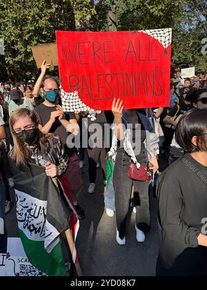 Pro-palästinensische Kundgebung und marsch auf dem Washington Square. Große Demonstration und demonstration durch Manhattan durch Studenten und andere, die sich entschieden gegen die Zerstörung des Gazastreifens durch die israelische Armee und die Ermordung Tausender palästinensischer Bürger aussprechen. Stockfoto