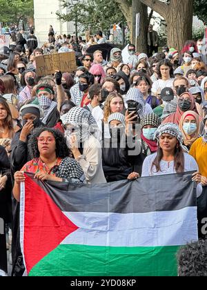 Pro-palästinensische Kundgebung und marsch auf dem Washington Square. Große Demonstration und demonstration durch Manhattan durch Studenten und andere, die sich entschieden gegen die Zerstörung des Gazastreifens durch die israelische Armee und die Ermordung Tausender palästinensischer Bürger aussprechen. Stockfoto