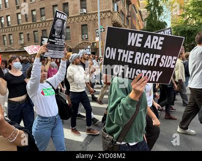 Pro-palästinensischer marsch geht auf den Broadway in New York City. Große Demonstration und demonstration durch Manhattan durch Studenten und andere, die sich entschieden gegen die Zerstörung des Gazastreifens durch die israelische Armee und die Ermordung Tausender palästinensischer Bürger aussprechen. Stockfoto