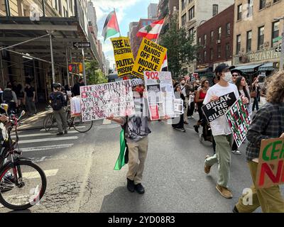 Pro-palästinensischer marsch geht auf den Broadway in New York City. Große Demonstration und demonstration durch Manhattan durch Studenten und andere, die sich entschieden gegen die Zerstörung des Gazastreifens durch die israelische Armee und die Ermordung Tausender palästinensischer Bürger aussprechen. Stockfoto