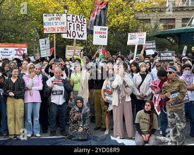 Die Marschierenden halten am Union Square auf ihrem Weg nach Uptown. Große Demonstration und demonstration durch Manhattan durch Studenten und andere, die sich entschieden gegen die Zerstörung des Gazastreifens durch die israelische Armee und die Ermordung Tausender palästinensischer Bürger aussprechen. Stockfoto