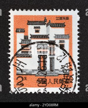 Gestempelte Briefmarke, gedruckt von China, die Jiangxi zeigt, Volkshäuser, um 1991. Stockfoto