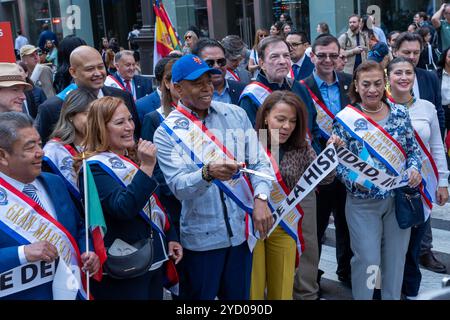 Columbia war 2024 bei der International Hispanic Day Parade auf der 5th Avenue in New York City gut vertreten. Bürgermeister Eric Adams, der den Bandschnitt macht, um die Parade zu beginnen. Stockfoto