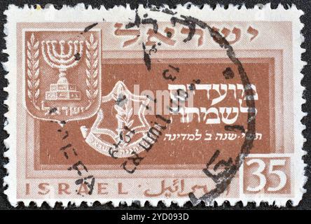 Gestempelte Briefmarke, gedruckt von Israel, auf der Wappen Israel und israelische Armee-Abzeichen, um 1949 zu sehen sind. Stockfoto