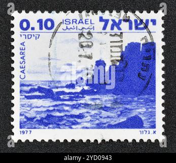 Gestempelte Briefmarke, gedruckt von Israel, die Cäsarea zeigt, um 1977. Stockfoto