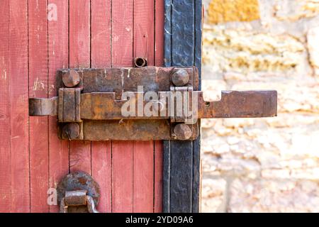 Antike rusty geschmiedete massive Metall Türschloss Stockfoto