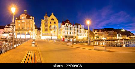 Luzern Panoramablick am Abend auf berühmte Wahrzeichen und den Fluss Reuss Stockfoto