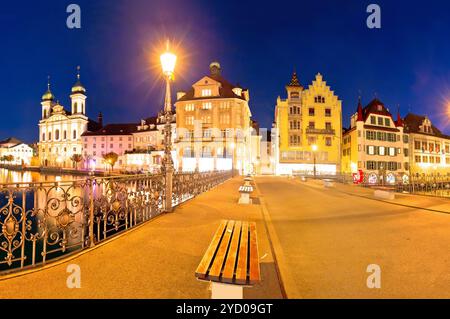 Luzern Abendblick auf berühmte Wahrzeichen und den Fluss Reuss Stockfoto