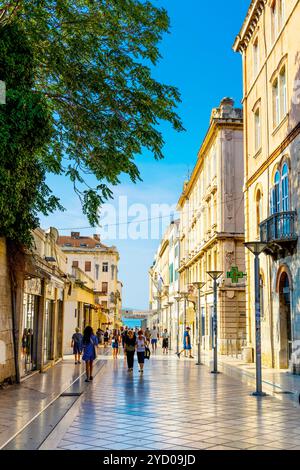 Marmont Street führt hinunter zum Meer, Split, Kroatien Stockfoto