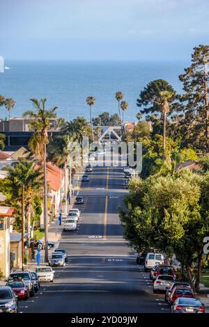 Eine vertikale Aufnahme einer Straße durch die Innenstadt von Ventura, Kalifornien Stockfoto