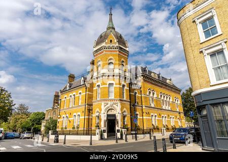 Außenansicht des Lansbury Heritage Hotel, im viktorianischen gotischen ehemaligen Poplar Borough Council Building aus dem Jahr 1870, London, England Stockfoto