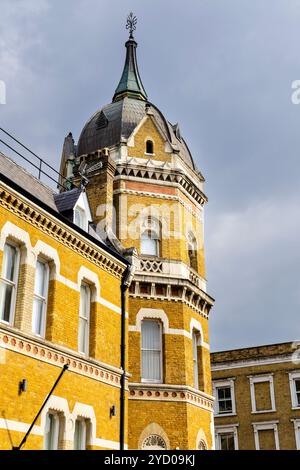 Außenansicht des Lansbury Heritage Hotel, im viktorianischen gotischen ehemaligen Poplar Borough Council Building aus dem Jahr 1870, London, England Stockfoto