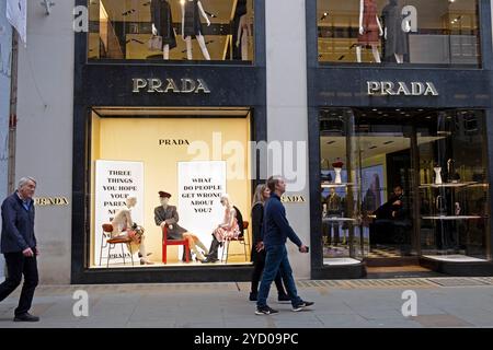 Außenansicht des Modedesigners Prada Schaufenster Schaufensterpuppen an der Old Bond Street im Herbst 2024 London England Großbritannien KATHY DEWITT Stockfoto