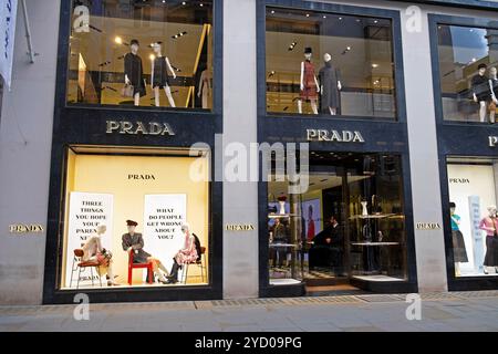 Außenansicht des luxuriösen Modedesigners Prada Schaufenster im Old Bond Street Store im Herbst 2024 London England Großbritannien KATHY DEWITT Stockfoto