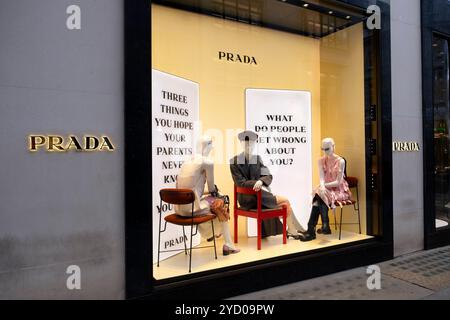 Außenansicht des Modedesigners Prada Schaufenster Schaufensterpuppen an der Old Bond Street im Herbst 2024 London England Großbritannien KATHY DEWITT Stockfoto