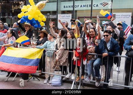Columbia war 2024 bei der International Hispanic Day Parade mit Teilnehmern und Zuschauern auf der 5th Avenue in New York City gut vertreten. Stockfoto