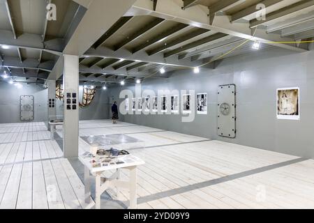 Ausstellung im renovierten historischen SS-Robin-Dampfschiff Trinity Buoy Wharf, London, England Stockfoto