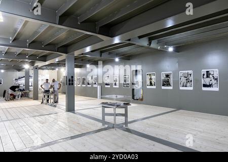 Ausstellung im renovierten historischen SS-Robin-Dampfschiff Trinity Buoy Wharf, London, England Stockfoto