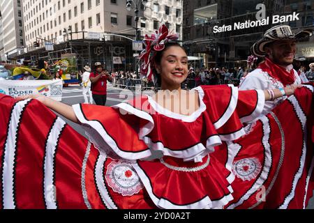 Columbia war 2024 bei der International Hispanic Day Parade auf der 5th Avenue in New York City gut vertreten. Stockfoto