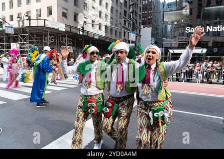 Columbia war 2024 bei der International Hispanic Day Parade auf der 5th Avenue in New York City gut vertreten. Stockfoto