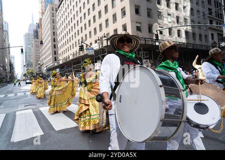 Columbia war 2024 bei der International Hispanic Day Parade auf der 5th Avenue in New York City gut vertreten. Stockfoto