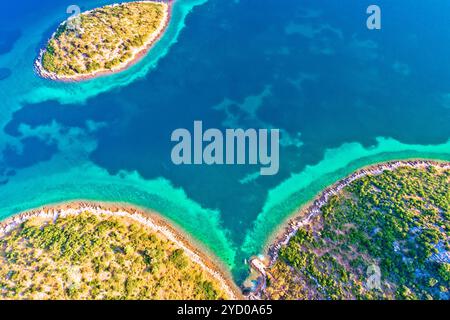 Blick auf die Bucht der Mittelmeerinsel aus der Vogelperspektive Stockfoto