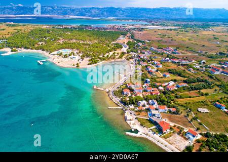 Blick aus der Vogelperspektive auf das touristische Ufer von Zaton und den Hintergrund der Berge Velebit Stockfoto