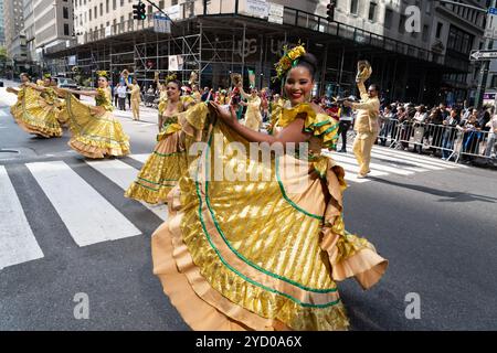 Columbia war 2024 bei der International Hispanic Day Parade auf der 5th Avenue in New York City gut vertreten. Stockfoto