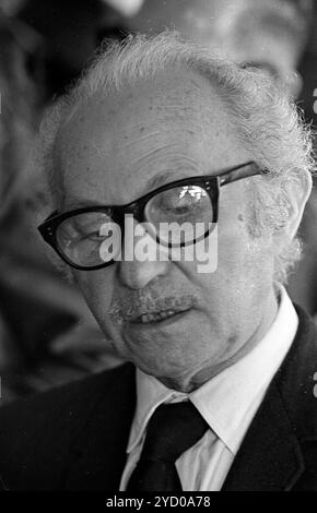 Der ukrainische Schauspieler und Theaterprofessor Lee Strasberg kommt am 5. März 1970 am Flughafen Ezeiza in Buenos Aires, Argentinien an. Stockfoto