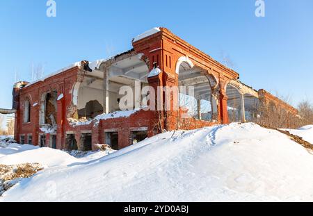 Altes verlassenes und zerstörtes Gebäude aus rotem Backstein Stockfoto