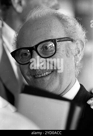 Der ukrainische Schauspieler und Theaterprofessor Lee Strasberg kommt am 5. März 1970 am Flughafen Ezeiza in Buenos Aires, Argentinien an. Stockfoto