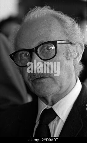 Der ukrainische Schauspieler und Theaterprofessor Lee Strasberg kommt am 5. März 1970 am Flughafen Ezeiza in Buenos Aires, Argentinien an. Stockfoto