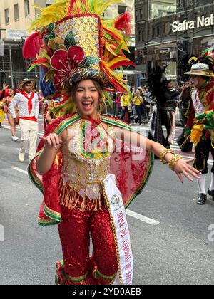 Columbia war 2024 bei der International Hispanic Day Parade auf der 5th Avenue in New York City gut vertreten. Stockfoto