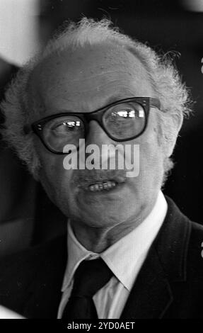 Der ukrainische Schauspieler und Theaterprofessor Lee Strasberg kommt am 5. März 1970 am Flughafen Ezeiza in Buenos Aires, Argentinien an. Stockfoto