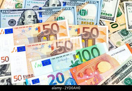 Geldhintergrund aus der Papierwährung Euro und Dollar Stockfoto