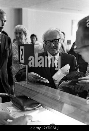 Der ukrainische Schauspieler und Theaterprofessor Lee Strasberg kommt am 5. März 1970 am Flughafen Ezeiza in Buenos Aires, Argentinien an. Stockfoto