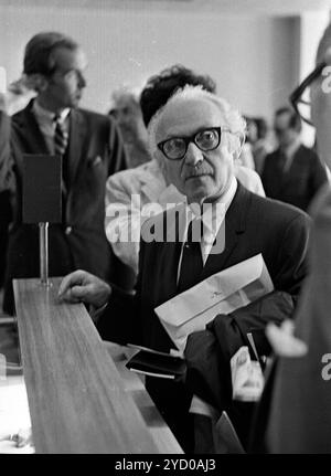 Der ukrainische Schauspieler und Theaterprofessor Lee Strasberg kommt am 5. März 1970 am Flughafen Ezeiza in Buenos Aires, Argentinien an. Stockfoto