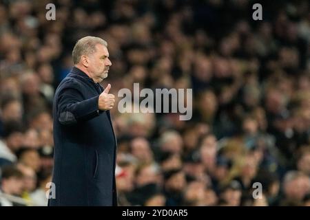 London, Großbritannien. Oktober 2024. LONDON, ENGLAND - 24. OKTOBER: Cheftrainer Ange Postecoglou von Tottenham Hotspur sieht sich bei einem Spiel der UEFA Europa League 2024/25 League Phase MD3 zwischen Tottenham Hotspur und AZ Alkmaar am 24. Oktober 2024 im Tottenham Hotspur Stadium in London an. (Foto von Ed van de Pol/Orange Pictures) Credit: Orange Pics BV/Alamy Live News Stockfoto