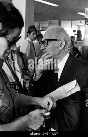 Der ukrainische Schauspieler und Theaterprofessor Lee Strasberg kommt am 5. März 1970 am Flughafen Ezeiza in Buenos Aires, Argentinien an. Stockfoto