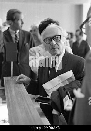 Der ukrainische Schauspieler und Theaterprofessor Lee Strasberg kommt am 5. März 1970 am Flughafen Ezeiza in Buenos Aires, Argentinien an. Stockfoto