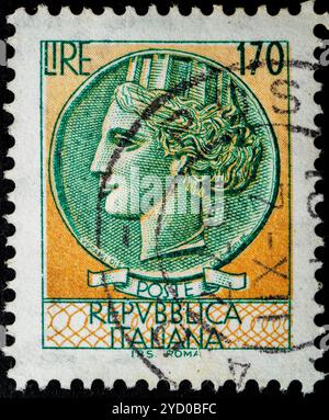 30 Lire Siracusana fluorescente - italienische Briefmarke mit einer griechischen Münze von Syrakus Illustration 1968/1969 gewöhnliche Serie - italienische Briefmarke Stockfoto