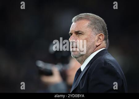 LONDON, UK - 24. Oktober 2024: Tottenham Hotspur Head Coach Ange Postecoglou sieht beim UEFA Europa League Spiel zwischen Tottenham Hotspur und AZ Alkmaar im Tottenham Hotspur Stadium an (Foto: Craig Mercer/Alamy Live News) Stockfoto