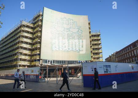 Das Alan Boyson Wandgemälde „die drei Schiffe“, ein Mosaik aus italienischem Glas, befindet sich an der Kreuzung von Jameson Street und King Edward Street, Hull. Stockfoto