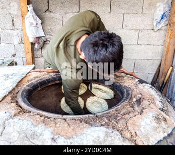Traditionelle usbekische Fladenbrot backen in der tandir Backofen Stockfoto