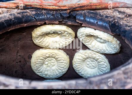 Traditionelle usbekische Fladenbrot backen in der tandir Backofen Stockfoto