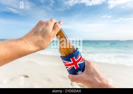 Australische Kultur, Hände öffnen ein kaltes Bier am Strand im Sommer. Australische Kultur, Strandparty, Grillen, Feiern, Urlaub, abkühlen Stockfoto