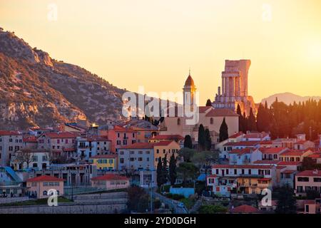 La Turbie Village und Trophy of the Alps historisches Wahrzeichen mit Blick auf den Sonnenuntergang Stockfoto